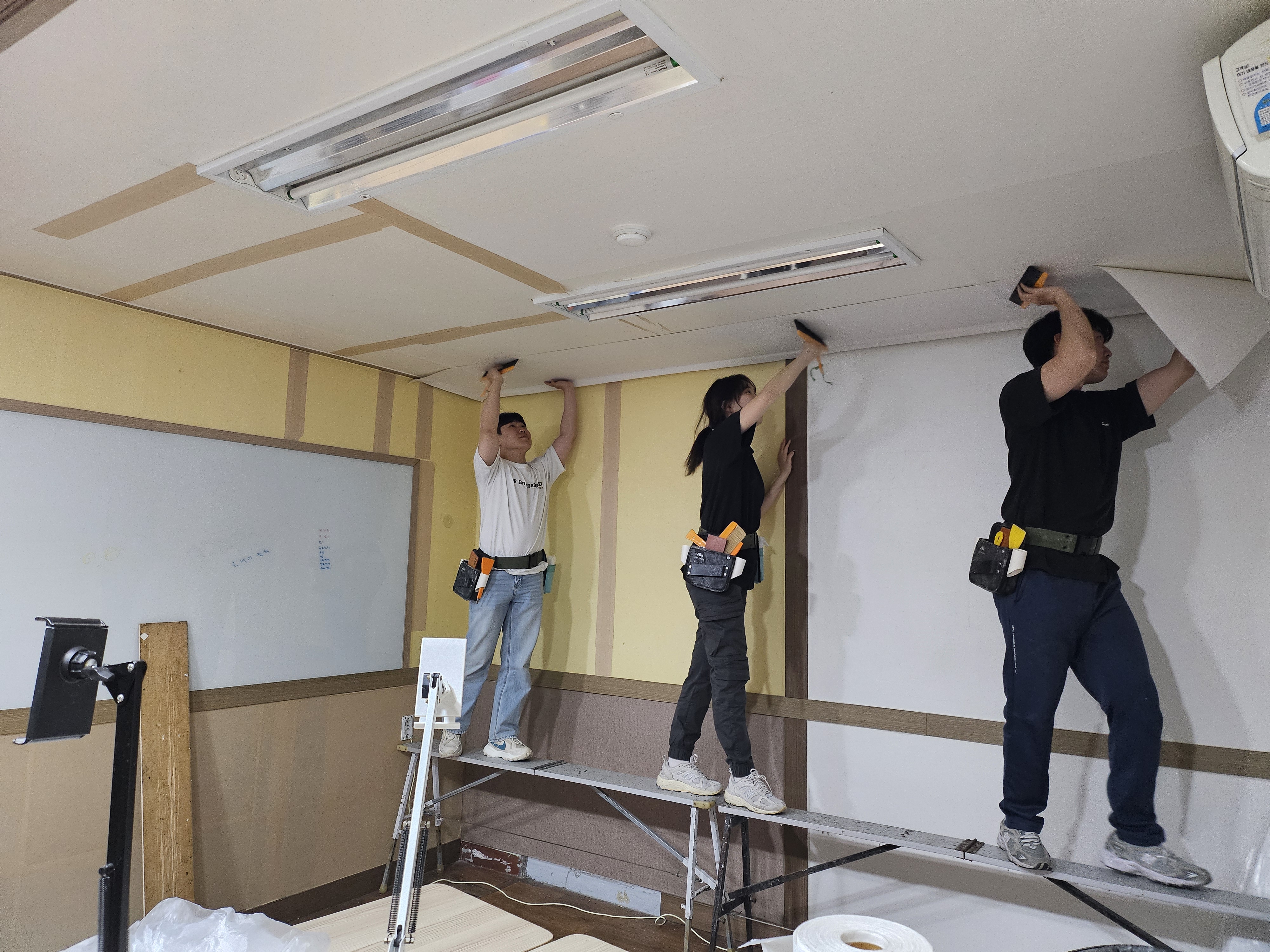 국비지원 도배교육 3명이 함께 천정 도배배우기